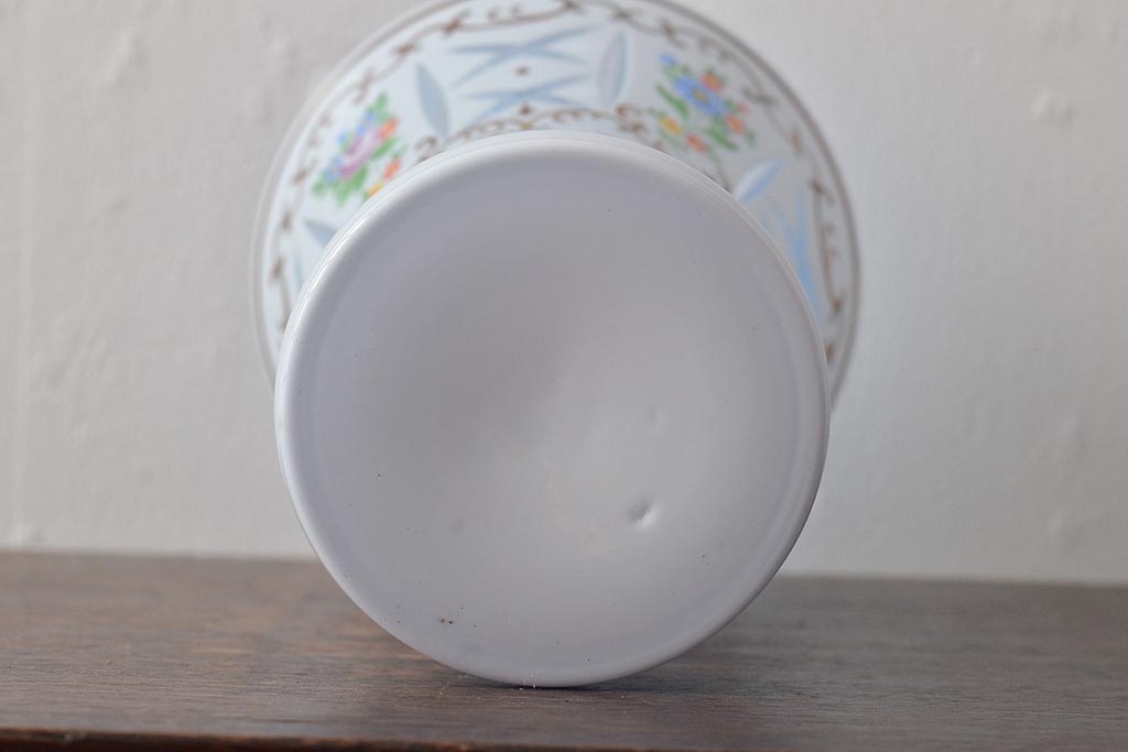 アンティーク雑貨　ボヘミアガラス　乳白被せ　カットガラス　エナメルペイント花瓶(花器)(R-043336)