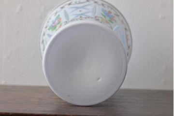 アンティーク雑貨　ボヘミアガラス　乳白被せ　カットガラス　エナメルペイント花瓶(花器)(R-043336)