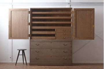 アンティーク家具　昭和中期　衣装盆付き　品のある佇まいが魅力の桐箪笥(衣装箪笥、着物箪笥、和タンス、桐たんす)(R-043346)