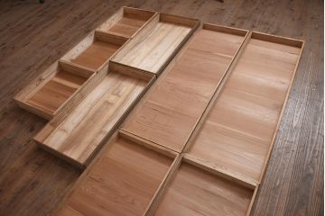 アンティーク家具　昭和中期　衣装盆付き　品のある佇まいが魅力の桐箪笥(衣装箪笥、着物箪笥、和タンス、桐たんす)(R-043346)