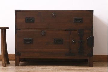 アンティーク家具　大正昭和初期　脚付きリメイク　前面桐材　片開き戸付き　モダンな取っ手が目を引く箪笥ローボード(テレビ台、ローチェスト、引き出し)(R-043355)