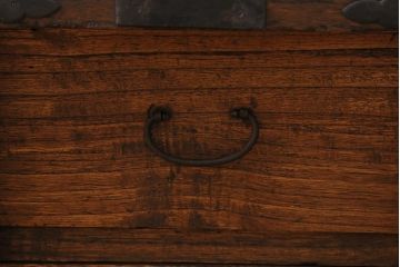 アンティーク家具　大正昭和初期　脚付きリメイク　前面桐材　片開き戸付き　モダンな取っ手が目を引く箪笥ローボード(テレビ台、ローチェスト、引き出し)(R-043355)