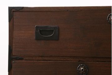 アンティーク家具　大正昭和初期　脚付きリメイク　前面桐材　片開き戸付き　モダンな取っ手が目を引く箪笥ローボード(テレビ台、ローチェスト、引き出し)(R-043355)