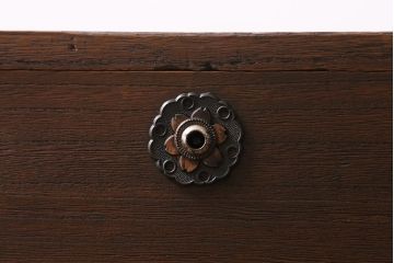 アンティーク家具　大正昭和初期　脚付きリメイク　前面桐材　片開き戸付き　モダンな取っ手が目を引く箪笥ローボード(テレビ台、ローチェスト、引き出し)(R-043355)