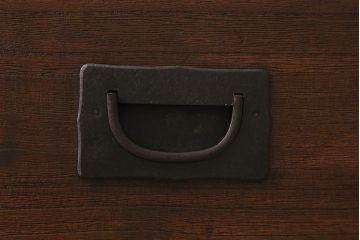 アンティーク家具　大正昭和初期　脚付きリメイク　前面桐材　片開き戸付き　モダンな取っ手が目を引く箪笥ローボード(テレビ台、ローチェスト、引き出し)(R-043355)