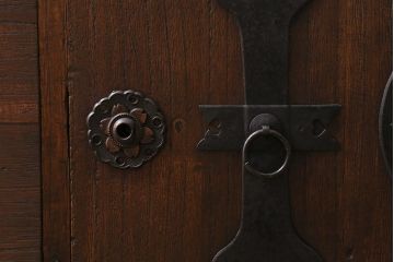 アンティーク家具　大正昭和初期　脚付きリメイク　前面桐材　片開き戸付き　モダンな取っ手が目を引く箪笥ローボード(テレビ台、ローチェスト、引き出し)(R-043355)