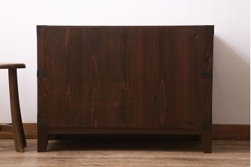 アンティーク家具　大正昭和初期　脚付きリメイク　前面桐材　片開き戸付き　モダンな取っ手が目を引く箪笥ローボード(テレビ台、ローチェスト、引き出し)(R-043355)