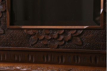 中古美品　民芸家具　軽井沢彫り　桜の彫りが優美な食器棚(戸棚、キャビネット)(定価約130万円)(R-043357)