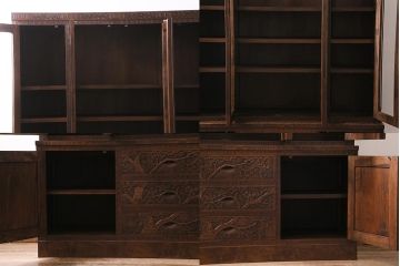 中古美品　民芸家具　軽井沢彫り　桜の彫りが優美な食器棚(戸棚、キャビネット)(定価約130万円)(R-043357)
