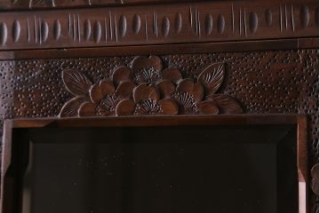 中古美品　民芸家具　軽井沢彫り　桜の彫りが優美な食器棚(戸棚、キャビネット)(定価約130万円)(R-043357)