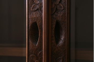 中古美品　民芸家具　軽井沢彫り　桜の彫りが優美な食器棚(戸棚、キャビネット)(定価約130万円)(R-043357)