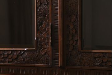中古美品　民芸家具　軽井沢彫り　桜の彫りが優美な食器棚(戸棚、キャビネット)(定価約130万円)(R-043357)