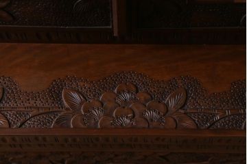 中古美品　民芸家具　軽井沢彫り　桜の彫りが優美な食器棚(戸棚、キャビネット)(定価約130万円)(R-043357)