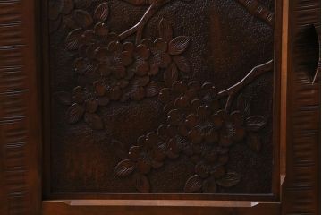 中古美品　民芸家具　軽井沢彫り　桜の彫りが優美な食器棚(戸棚、キャビネット)(定価約130万円)(R-043357)