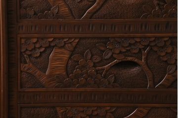 中古美品　民芸家具　軽井沢彫り　桜の彫りが優美な食器棚(戸棚、キャビネット)(定価約130万円)(R-043357)