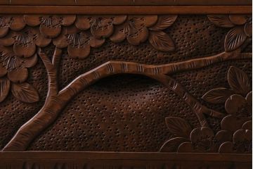 中古美品　民芸家具　軽井沢彫り　桜の彫りが優美な食器棚(戸棚、キャビネット)(定価約130万円)(R-043357)