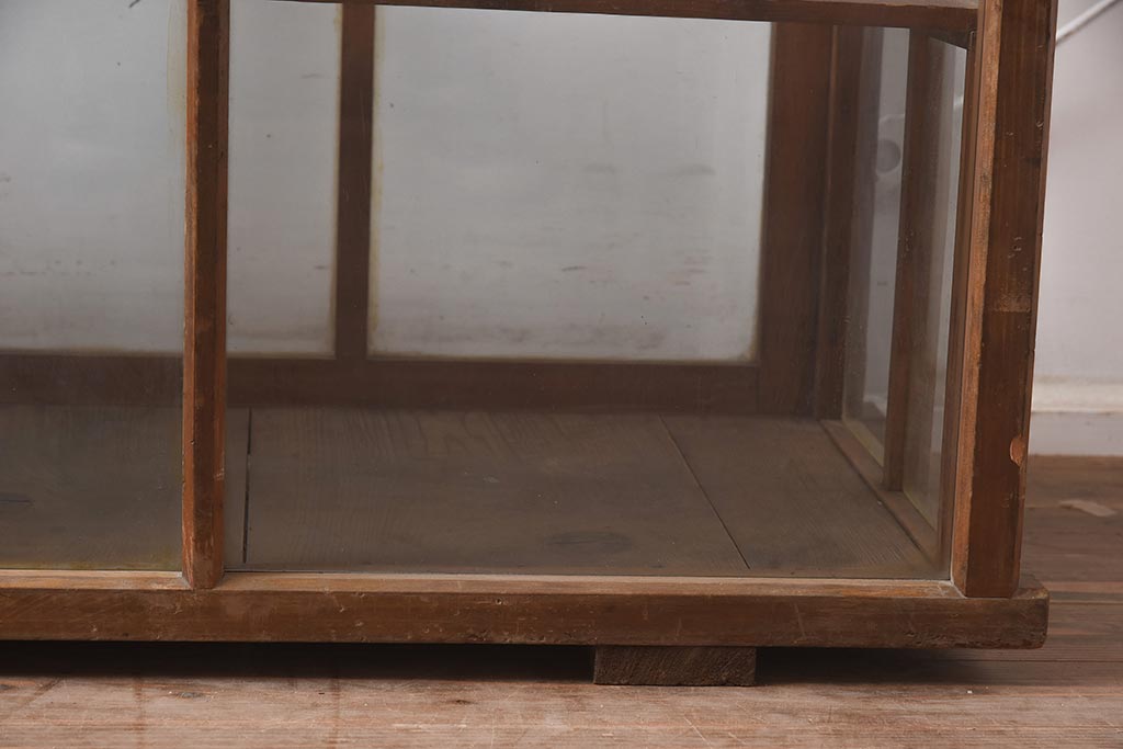 アンティーク家具　大正昭和初期　ヒノキ材　味のある風合いが魅力のレトロなガラスケース(ショーケース、陳列棚)(R-043361)