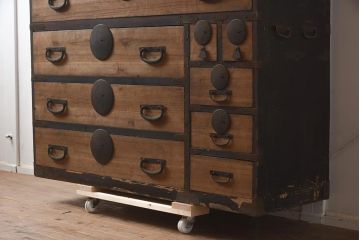 アンティーク家具　明治大正期　前板桐材　丸金具が目を引く衣装箪笥(時代箪笥、引き出し)(R-043363)