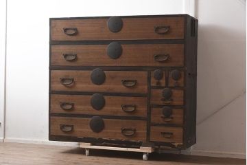 アンティーク家具　明治大正期　前板桐材　丸金具が目を引く衣装箪笥(時代箪笥、引き出し)(R-043363)