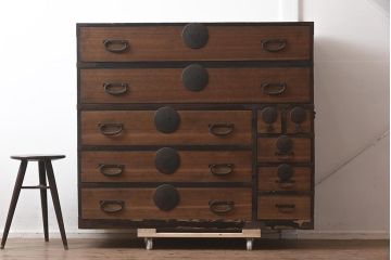 アンティーク家具　明治大正期　前板桐材　丸金具が目を引く衣装箪笥(時代箪笥、引き出し)(R-043363)