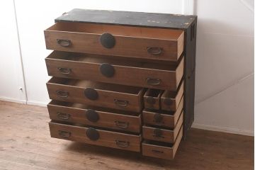 アンティーク家具　明治大正期　前板桐材　丸金具が目を引く衣装箪笥(時代箪笥、引き出し)(R-043363)