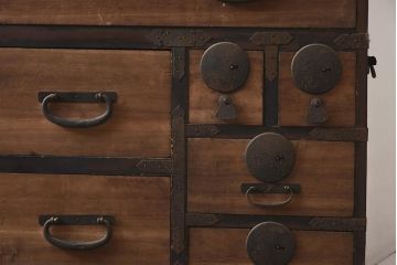アンティーク家具　明治大正期　前板桐材　丸金具が目を引く衣装箪笥(時代箪笥、引き出し)(R-043363)