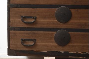 アンティーク家具　明治大正期　前板桐材　丸金具が目を引く衣装箪笥(時代箪笥、引き出し)(R-043363)