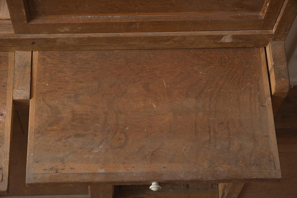 レトロ家具　昭和中期　ナラ材　ダイヤガラスがおしゃれな作業台付き食器棚(収納棚、戸棚、キャビネット)(R-043365)