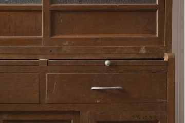 レトロ家具　昭和中期　ナラ材　ダイヤガラスがおしゃれな作業台付き食器棚(収納棚、戸棚、キャビネット)(R-043365)