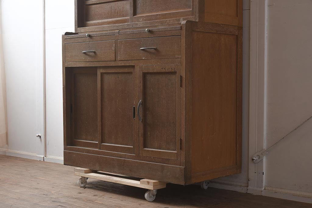 レトロ家具　昭和中期　ナラ材　ダイヤガラスがおしゃれな作業台付き食器棚(収納棚、戸棚、キャビネット)(R-043365)