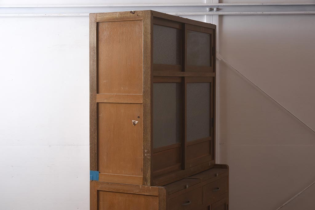 レトロ家具　昭和中期　ナラ材　ダイヤガラスがおしゃれな作業台付き食器棚(収納棚、戸棚、キャビネット)(R-043365)