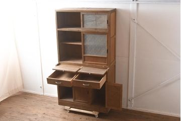 レトロ家具　昭和中期　ナラ材　ダイヤガラスがおしゃれな作業台付き食器棚(収納棚、戸棚、キャビネット)(R-043365)