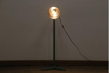 ビンテージ照明　レトロやメンズライクのお部屋におすすめなアイアン製のスタンドライト(フロアスタンド)(R-043366)