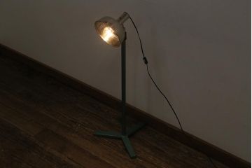 ビンテージ照明　レトロやメンズライクのお部屋におすすめなアイアン製のスタンドライト(フロアスタンド)(R-043366)