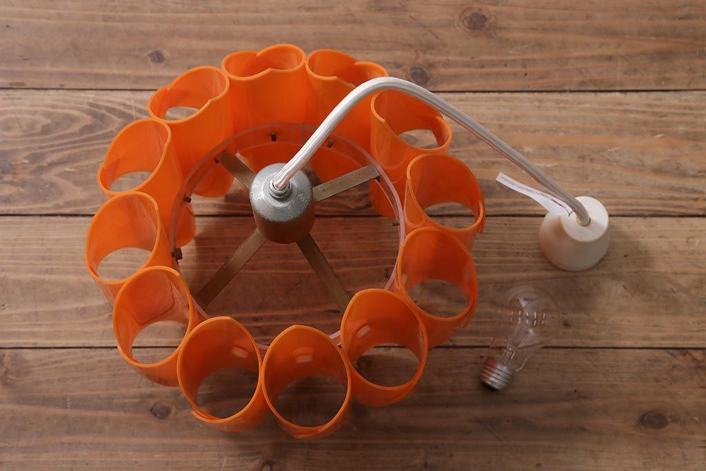 ビンテージ照明　レトロポップなカラーと個性的なデザインが目を引くペンダントライト(天井照明、シェード)(R-043369)