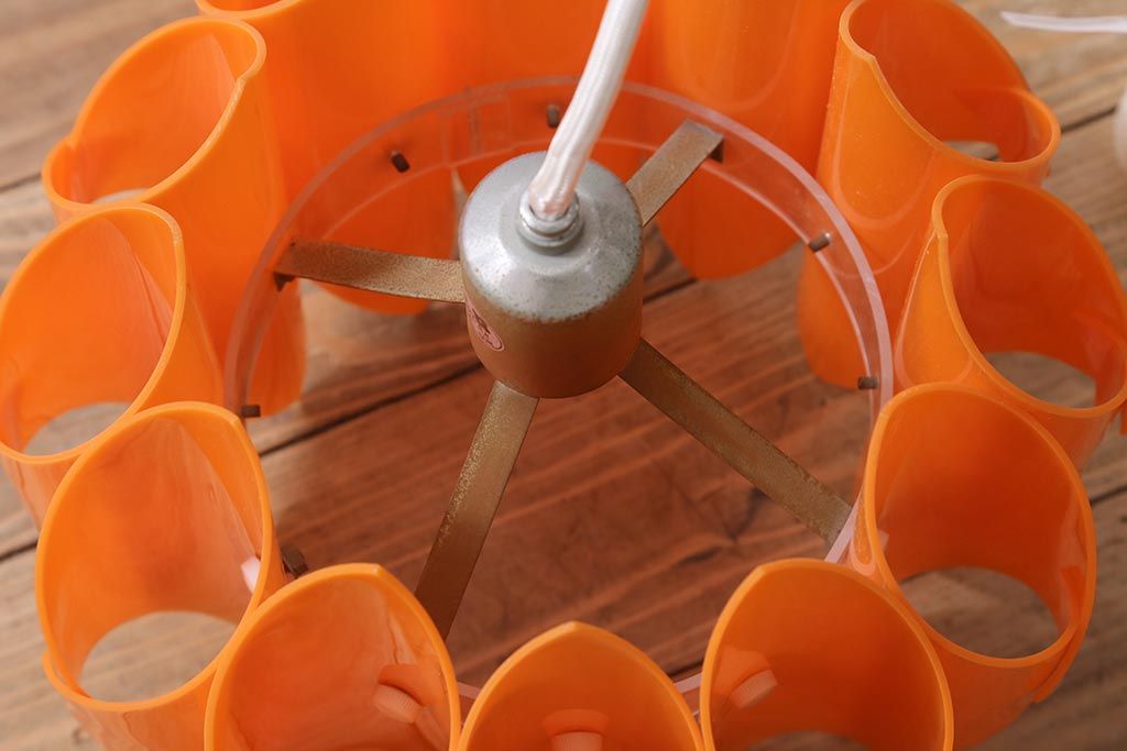 ビンテージ照明　レトロポップなカラーと個性的なデザインが目を引くペンダントライト(天井照明、シェード)(R-043369)