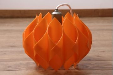 ビンテージ照明　レトロポップなカラーと個性的なデザインが目を引くペンダントライト(天井照明、シェード)(R-043369)