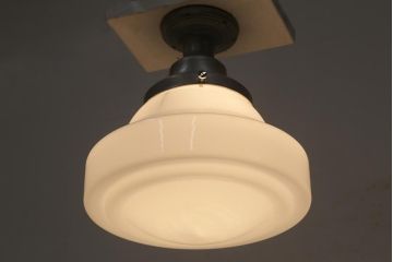 ビンテージ照明　大振りサイズ　レトロな乳白色のガラスシェード照明(吊り下げ照明、天井照明)(R-043370)