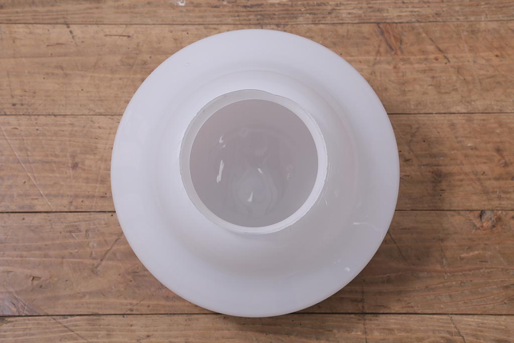 ビンテージ照明　大振りサイズ　レトロな乳白色のガラスシェード照明(吊り下げ照明、天井照明)(R-043370)