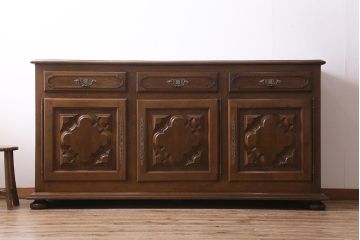 ヴィンテージ家具　フランスビンテージ　オーク材　レリーフがおしゃれなサイドボード(キャビネット)(R-043371)