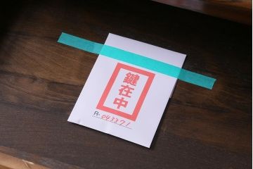 ヴィンテージ家具　フランスビンテージ　オーク材　レリーフがおしゃれなサイドボード(キャビネット)(R-043371)