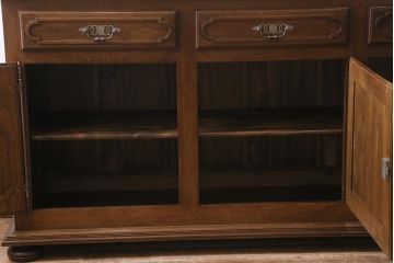 ヴィンテージ家具　フランスビンテージ　オーク材　レリーフがおしゃれなサイドボード(キャビネット)(R-043371)