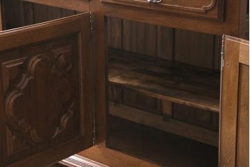 ヴィンテージ家具　フランスビンテージ　オーク材　レリーフがおしゃれなサイドボード(キャビネット)(R-043371)