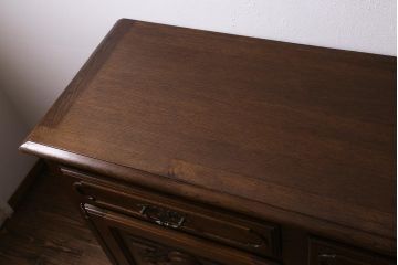 ヴィンテージ家具　フランスビンテージ　オーク材　レリーフがおしゃれなサイドボード(キャビネット)(R-043371)