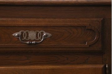 ヴィンテージ家具　フランスビンテージ　オーク材　レリーフがおしゃれなサイドボード(キャビネット)(R-043371)
