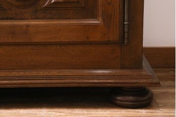 ヴィンテージ家具　フランスビンテージ　オーク材　レリーフがおしゃれなサイドボード(キャビネット)(R-043371)