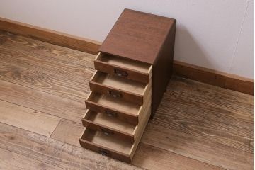 レトロ家具　ネームプレート付き　ナチュラルスタイルにもおすすめな素朴な雰囲気の小引き出し(小物収納)(R-043372)