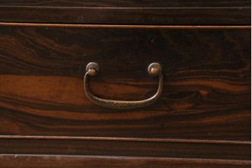 アンティーク家具　昭和初期　前面縞黒檀・中桐材　透かし彫りの意匠がアクセントになった茶箪笥(茶棚、戸棚、収納棚)(R-043374)