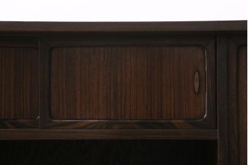 アンティーク家具　昭和初期　前面縞黒檀・中桐材　透かし彫りの意匠がアクセントになった茶箪笥(茶棚、戸棚、収納棚)(R-043374)
