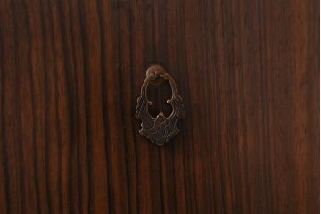 アンティーク家具　昭和初期　前面縞黒檀・中桐材　透かし彫りの意匠がアクセントになった茶箪笥(茶棚、戸棚、収納棚)(R-043374)